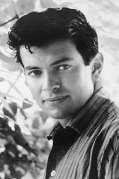 Mark Damon interpreta Luis