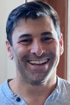 Angelo Vacco interpreta Alex