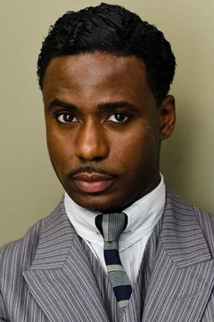 Gary Carr interpreta Officer Fidel Best