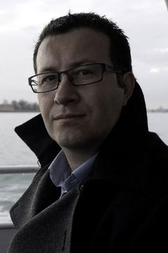 Laurent Courtiaud interpreta French Reporter (uncredited)