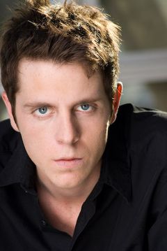 Cody McMains interpreta Justin Shipman