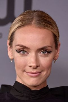 Rachel Skarsten interpreta Claire Champion