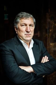 Veit Stübner interpreta Obergruppenführer Tellermann