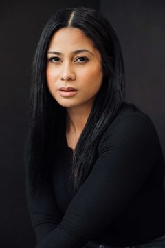 Nikki Grant interpreta Cherry