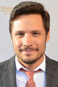 Nick Wechsler interpreta Eli