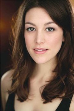 Caitlin McGee interpreta Taylor