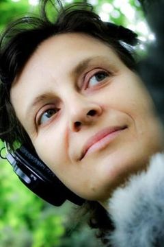 Frédérique Pressmann interpreta Géraldine, avec un appareil dentaire