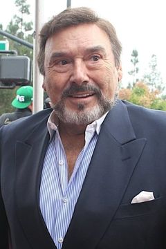 Joseph Mascolo interpreta Len Peterson