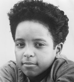 Brandon Quintin Adams interpreta Jesse Hall