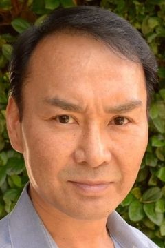 Harry Yi interpreta Korean Poker Player (uncredited)