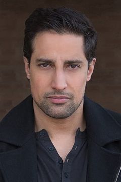 Steve Dhillon interpreta AJ Sharma