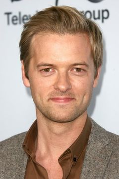 Adam Campbell interpreta Peter