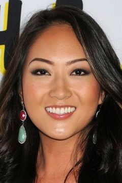 Brenda Koo interpreta Sarah