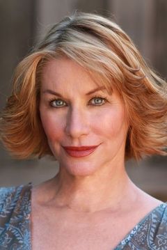 Caroline Williams interpreta Mrs. Blake