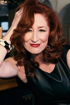 Vicki Lewis interpreta Dr. Elsie Chapman