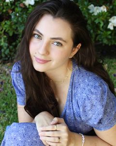 Rhiannon Leigh Wryn interpreta Betty Ross as Child