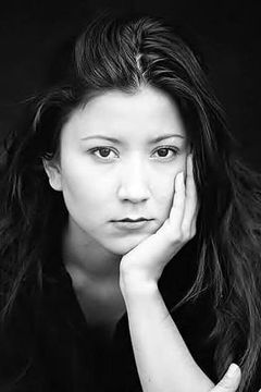 Judy Herrera interpreta Bitterbuck's Daughter (uncredited)