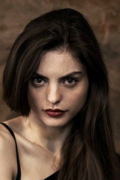 Kit Reeve interpreta Emma