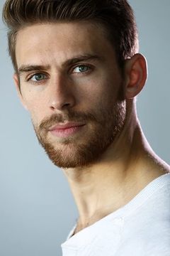 Griffin Freeman interpreta Jase Worthington