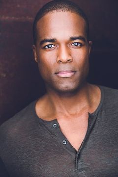 Derrick Davis interpreta MC