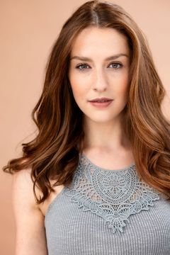 Kayla Gibson interpreta Delia