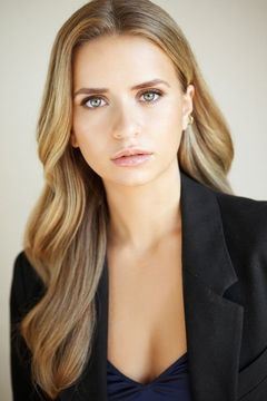 Avril Nickolls interpreta Young Constance
