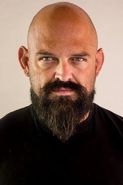 Tait Fletcher interpreta Bartender