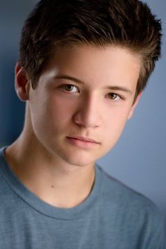 Davis Cleveland interpreta Flynn Jones
