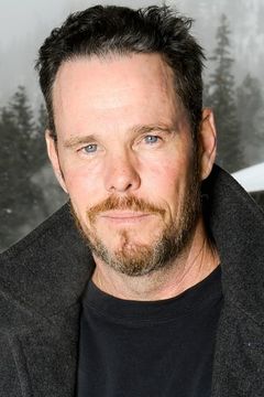 Kevin Dillon interpreta Casey
