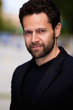 Ryan J-W Smith interpreta William