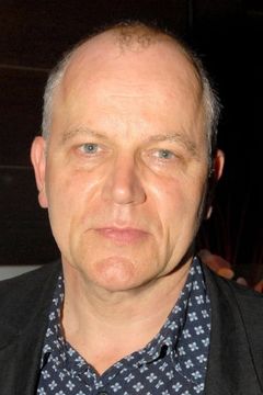 Matthew Marsh interpreta Michel Cote