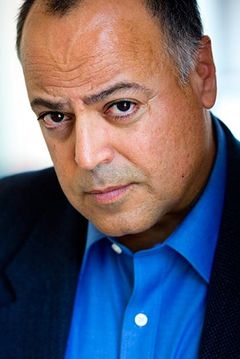 George Tovar interpreta Paulie