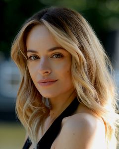 Jennifer Brooke interpreta Chronicle Receptionist