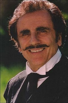 Toni Santagata interpreta Manlio Lobianco