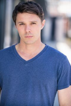 Josh Mueller interpreta Equipment Teen