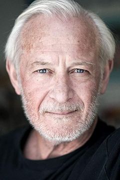 Matthew Burton interpreta Lieutenant-General Adolf Heusinger