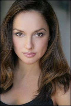 Larissa Gomes interpreta Emily