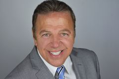 John Merolla interpreta Court officer