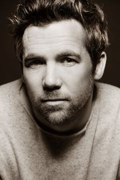 Patrick Brammall interpreta Peter