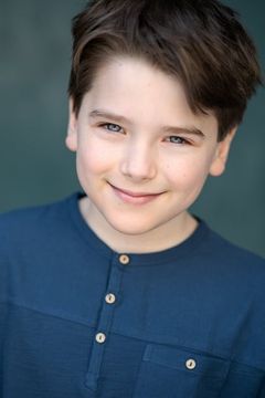 Nathan Parrott interpreta Justin