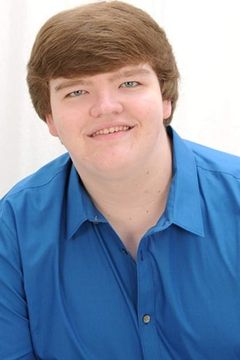 Austin Craig interpreta Teddy Klum