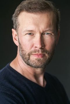 Gordon Alexander interpreta Emil