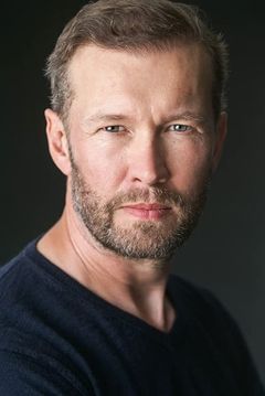 Gordon Alexander interpreta Kingsman's Cab Driver