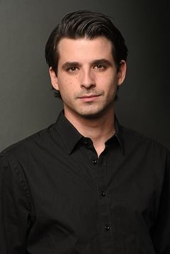 Daniel Abreu interpreta Man (uncredited)