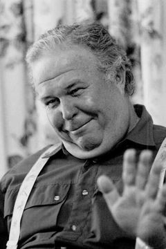 Ned Beatty interpreta Mayor Tortoise John (voice)