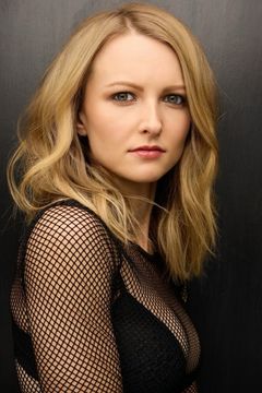 Brianna Ripley interpreta Paul's Wife