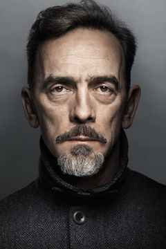 Adrian Schiller interpreta Aethelhelm