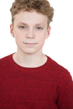 Braden Balazik interpreta Detention Center Kid (uncredited)