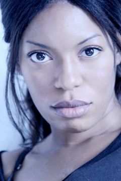 Flora Djien interpreta L'employée de banque