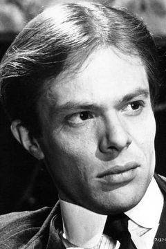 Michael Gothard interpreta Hansen